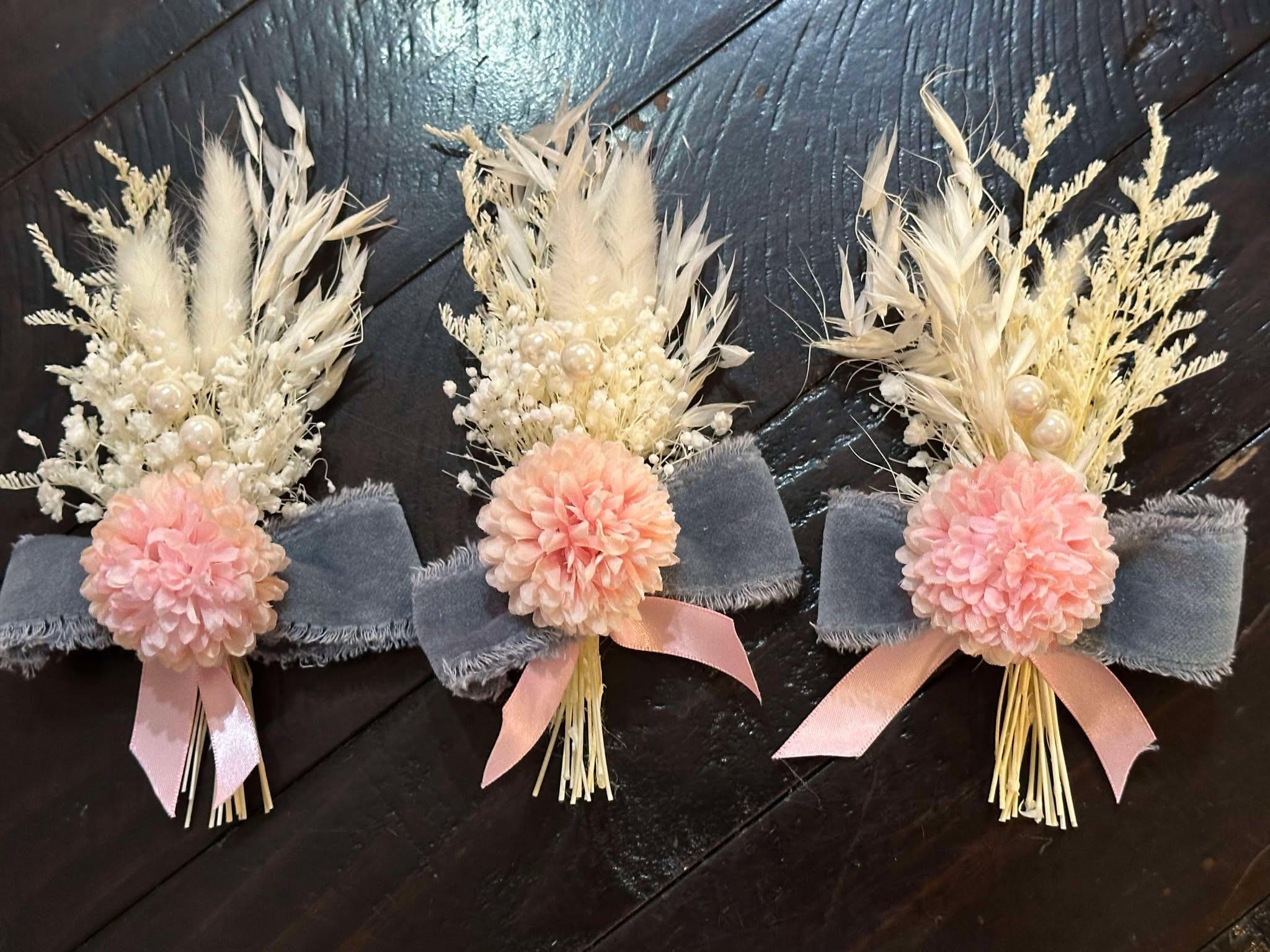 Elegant Groom Boutonniere with Dried and Silk Flowers - Pink, White and Denim Color pin for Men. Pampas and Velvet Groomsmen Pin with pearl