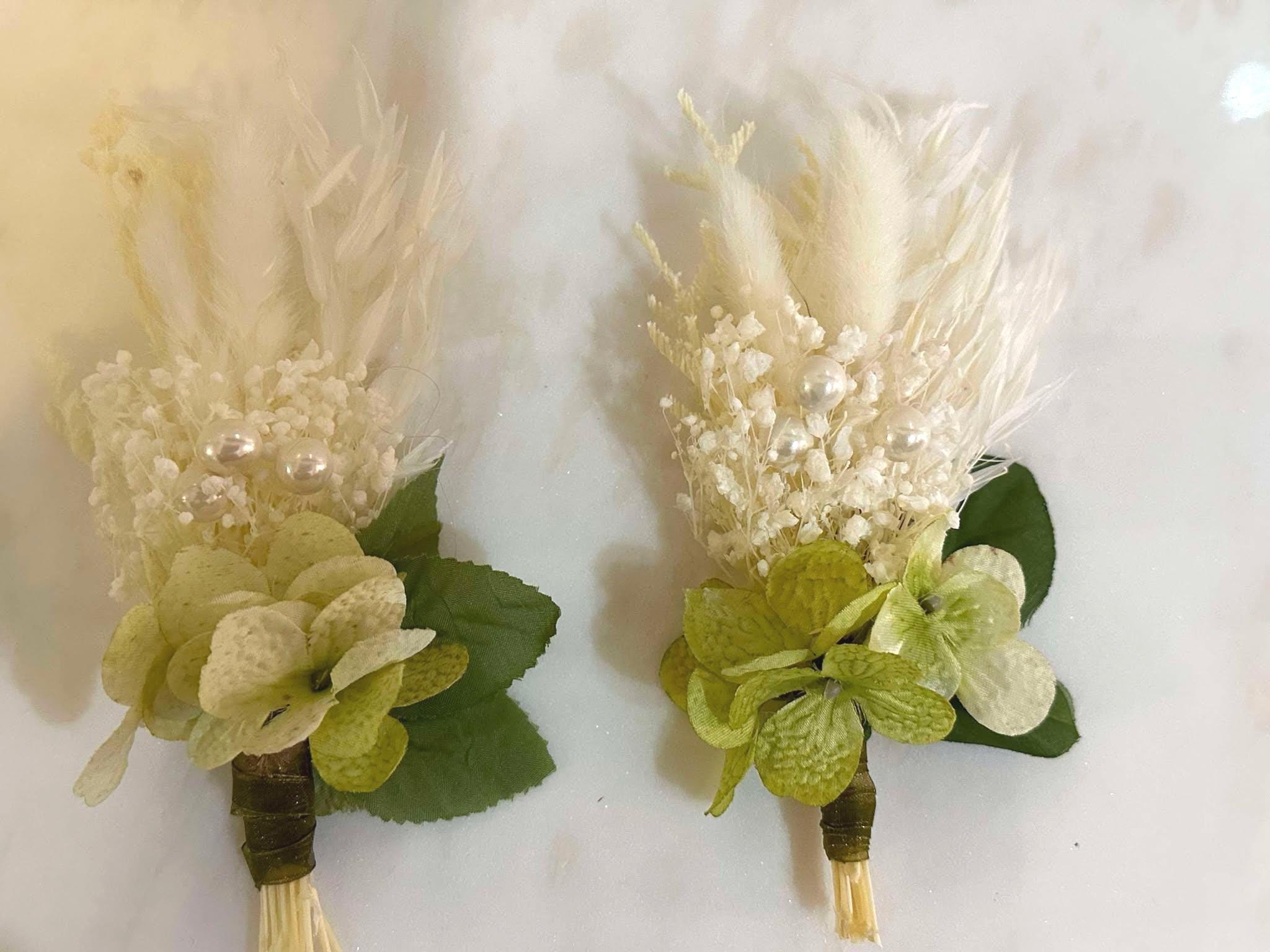 Green and Earth tone Groom Boutonniere, Sage and White Pampas pin for Men. Outdoor and Boho Groomsmen Buttonhole, Sage Corsage, rustic, silk