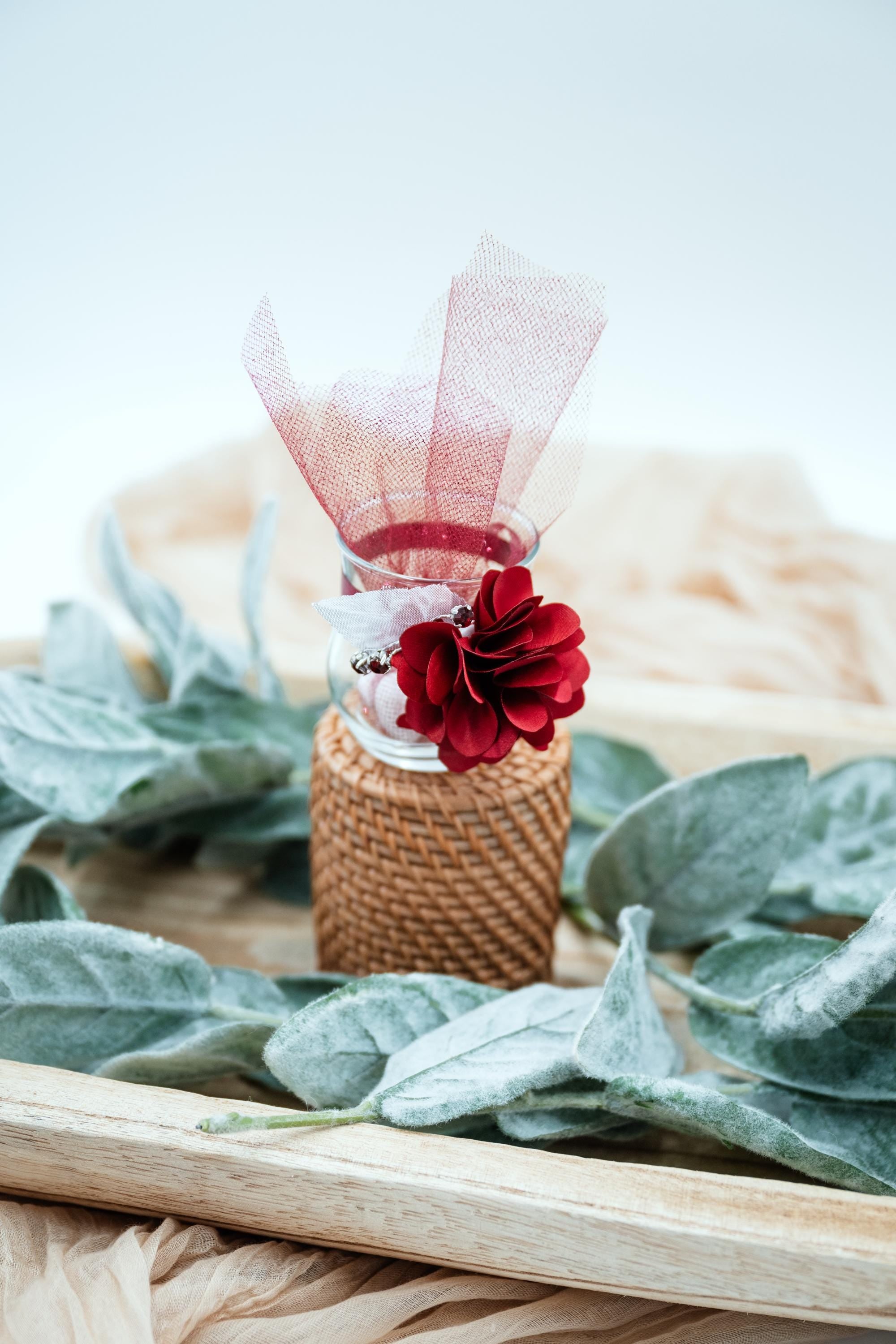 Red Flower Favor Jars – Elegant Glass Favor with Burgundy Tulle & Silk Flower – Wedding, Shower, Party Gift – Customizable Event Favor