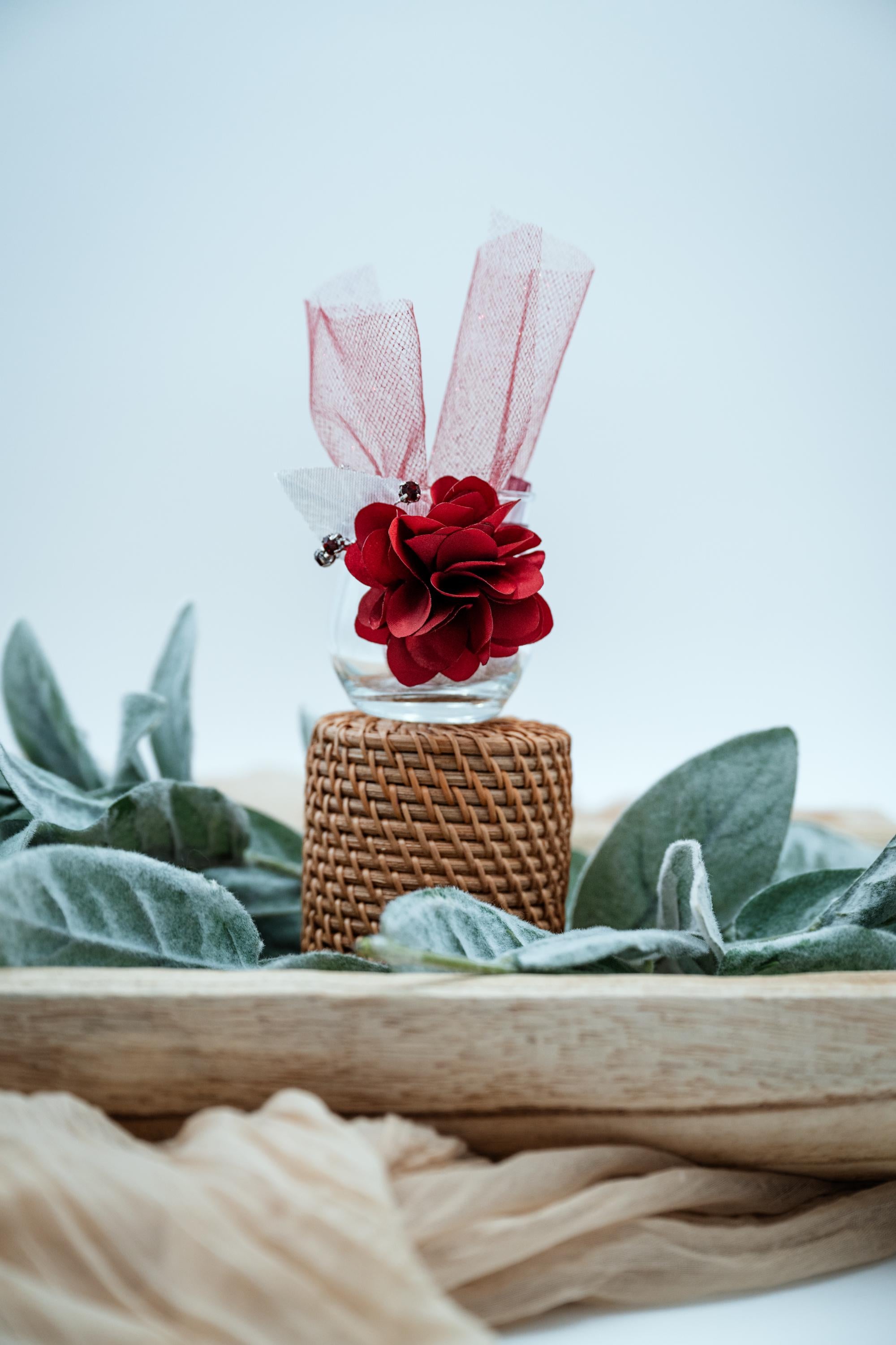 Red Flower Favor Jars – Elegant Glass Favor with Burgundy Tulle & Silk Flower – Wedding, Shower, Party Gift – Customizable Event Favor