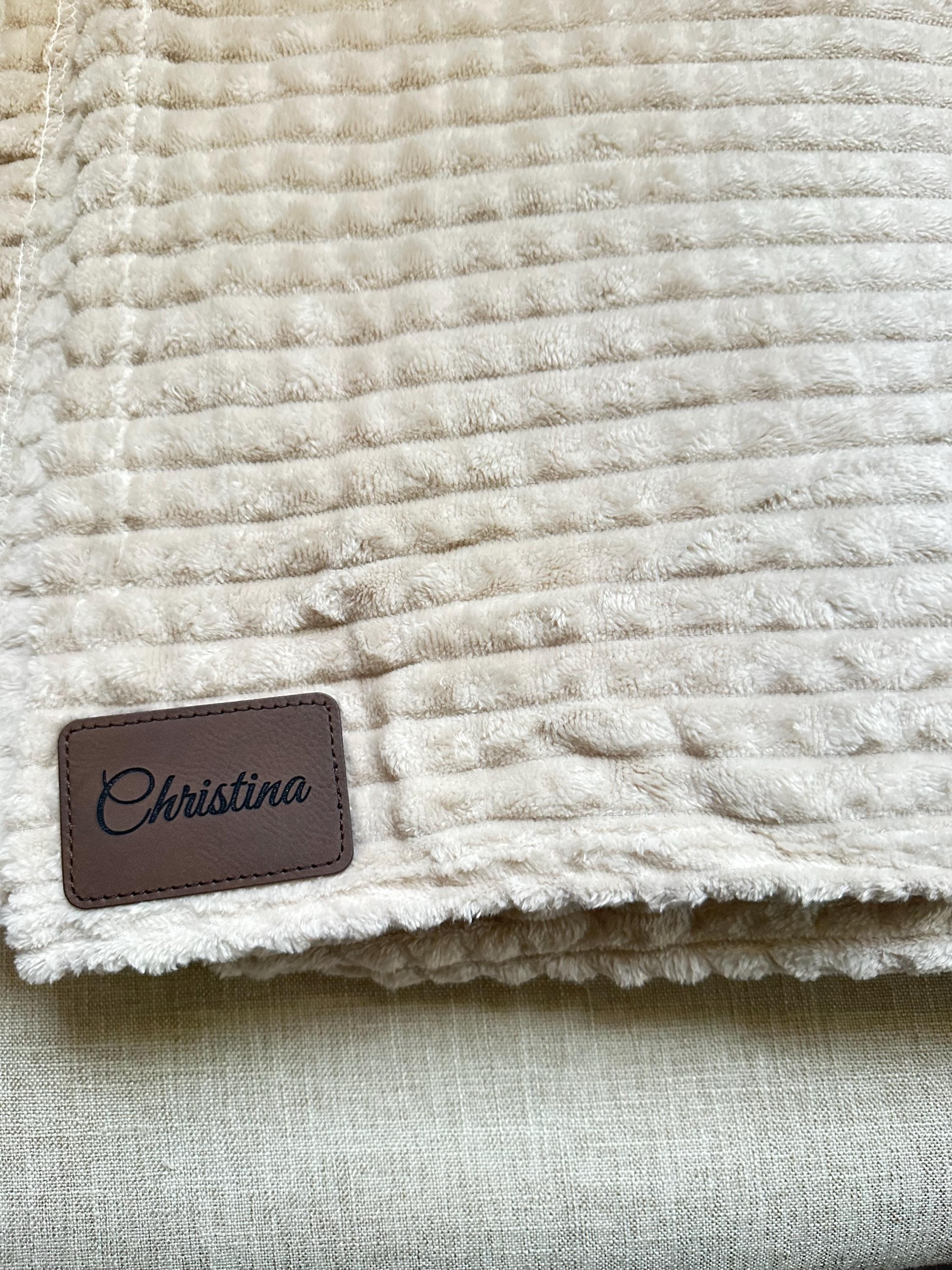 Personalized Christmas Blanket Gift with Name Tag – Custom Holiday Gift from Aunt, Cozy Throw with Red Ribbon & Engraved Wooden Tag