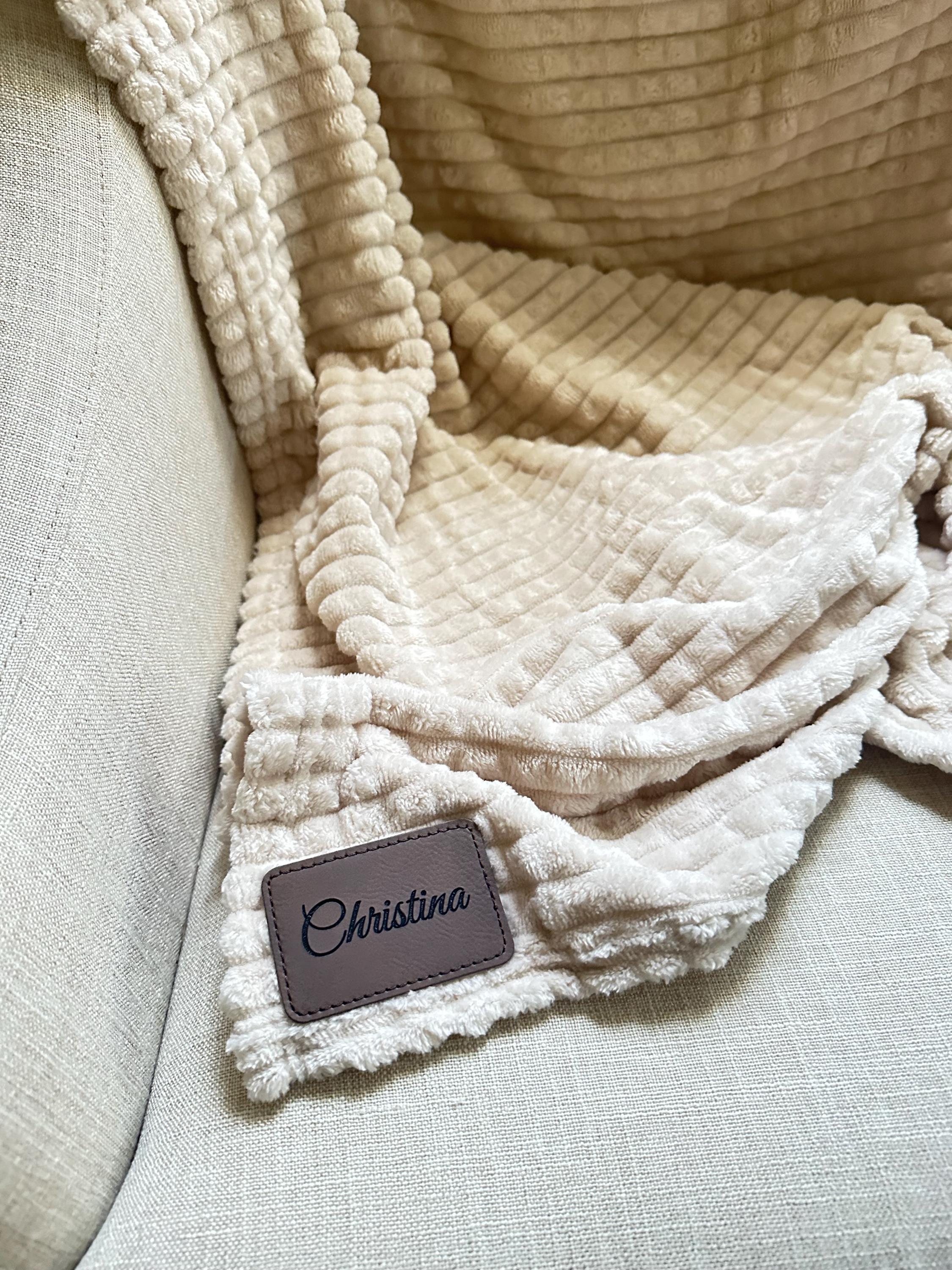 Personalized Christmas Blanket Gift with Name Tag – Custom Holiday Gift from Aunt, Cozy Throw with Red Ribbon & Engraved Wooden Tag