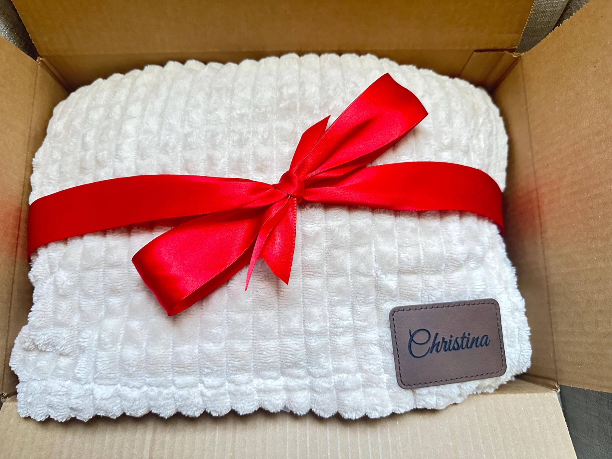 Personalized Christmas Blanket Gift with Name Tag – Custom Holiday Gift from Aunt, Cozy Throw with Red Ribbon & Engraved Wooden Tag