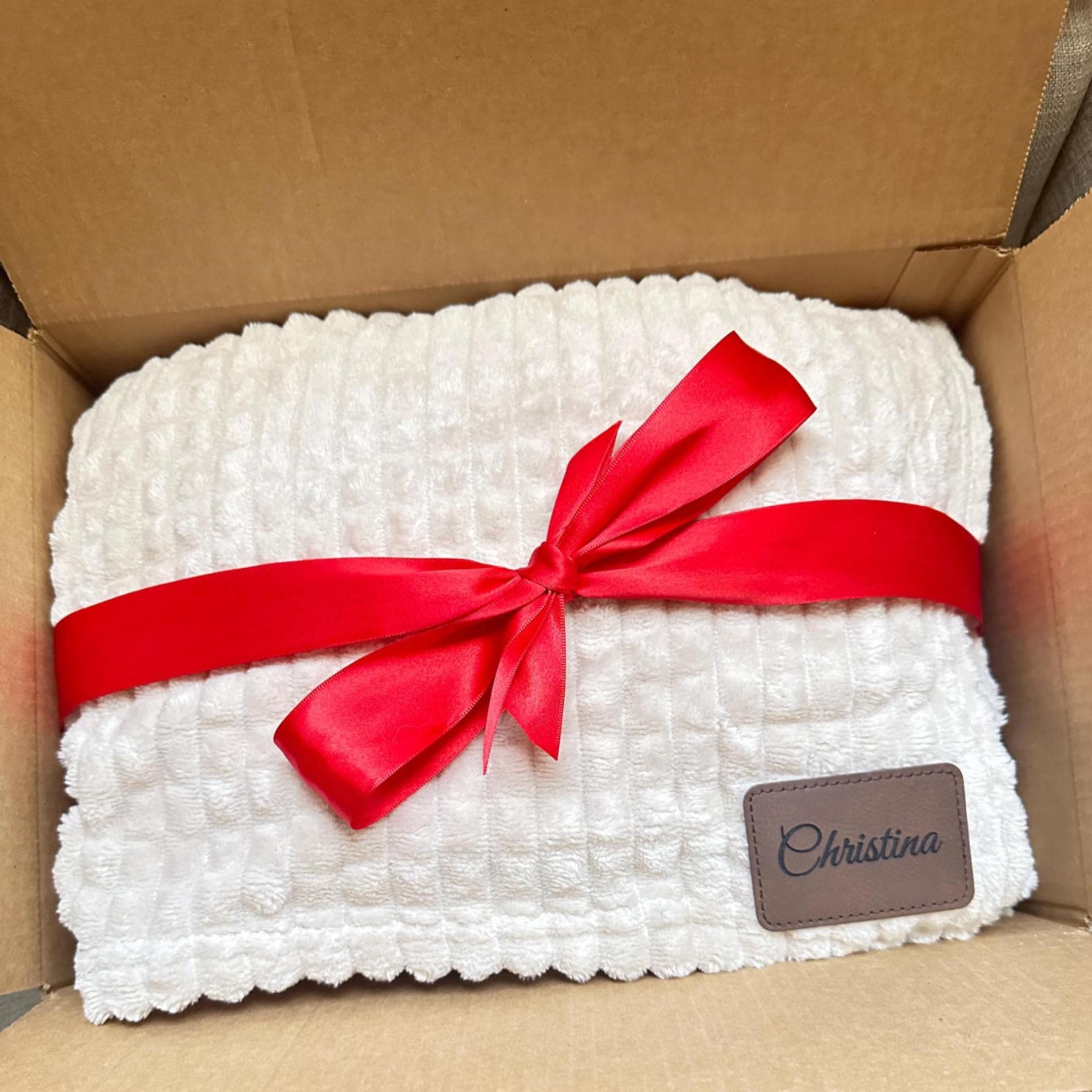 Personalized Christmas Blanket Gift with Name Tag – Custom Holiday Gift from Aunt, Cozy Throw with Red Ribbon & Engraved Wooden Tag