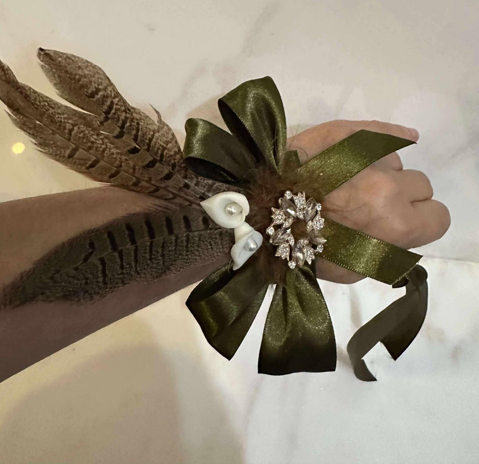 Feather Boutonniere & Corsage set. Brown Feathers, Olive Green Ribbon, Pearl Flowers – Woodland Wedding Accessories. Groom pin . Nature love